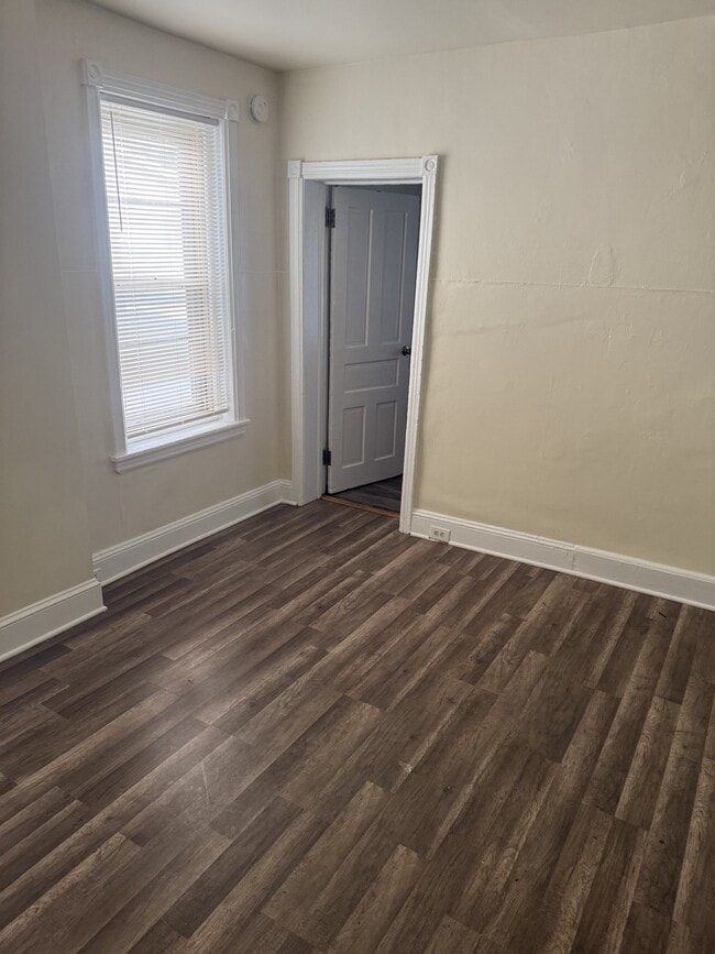 Photo - 187 E 18th St