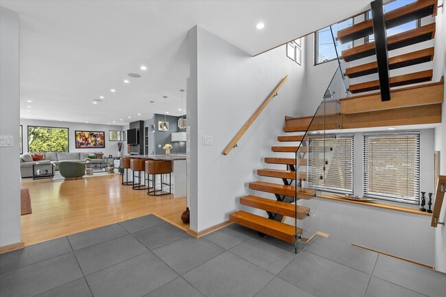 Photo - 122 W Devon St