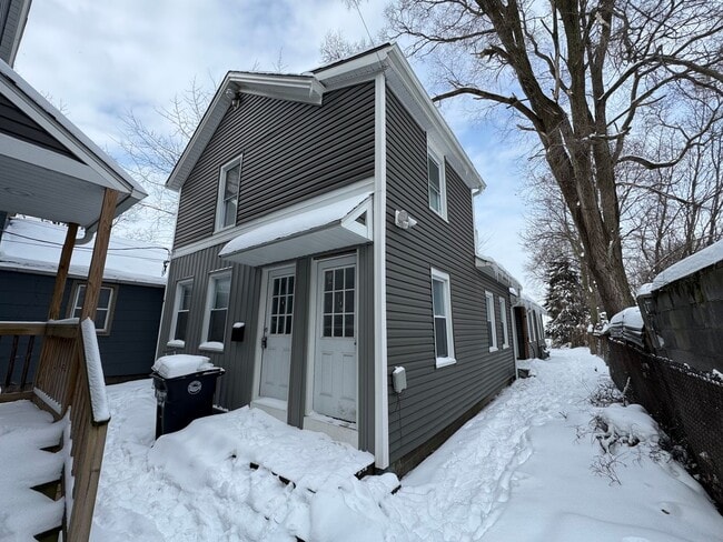 Building Photo - 3026 Monroe Ave Unit 5