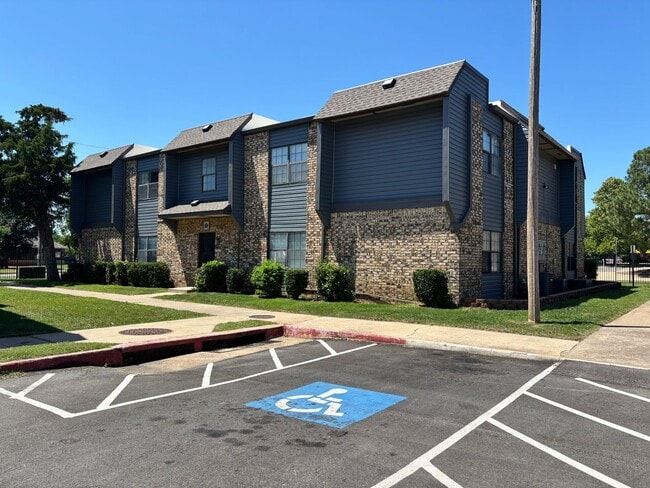 Building Photo - 1-bed, 1-bath apartment with washer and dryer provided Unit #108