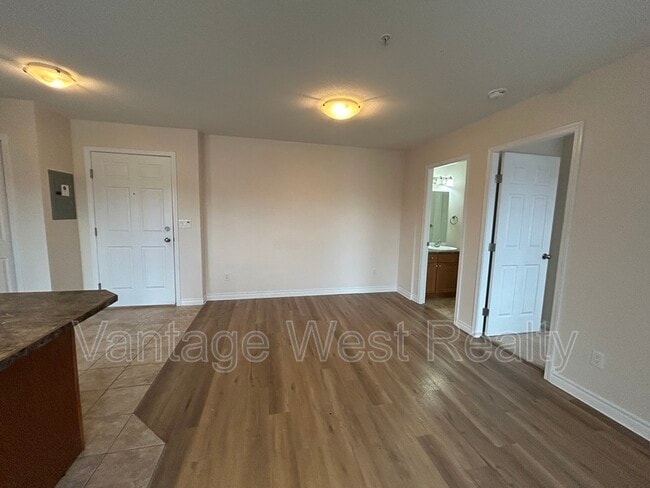 Photo - 598-598 Sutherland Ave