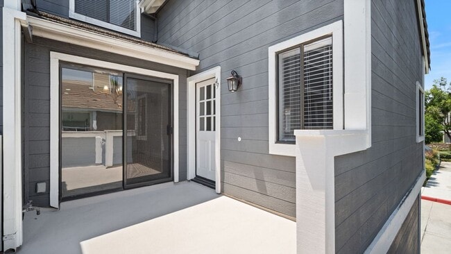 Building Photo - Upgraded 2-Bedroom Carriage Townhome with ...