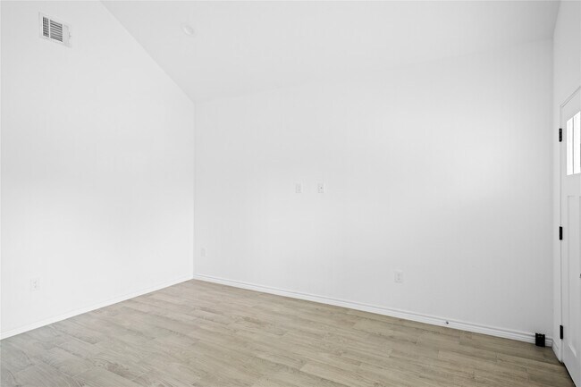 Photo - 16894 Balmoral St