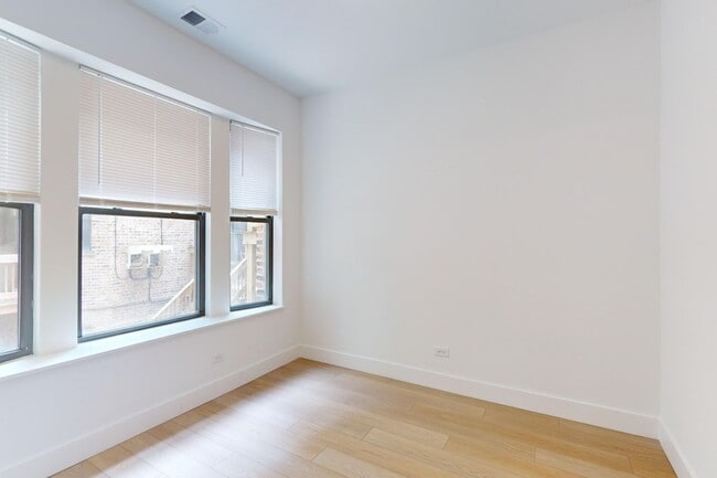 Baño - 1154-56 E. 56th St