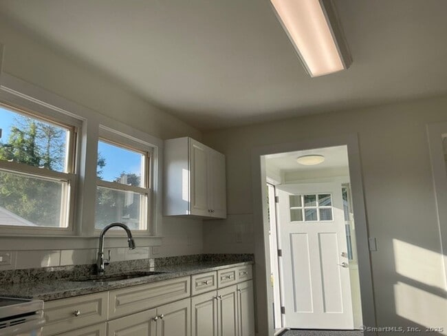 Building Photo - Completely renovated 3-bedroom Home in Cromwell
