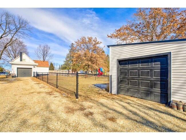 Photo - 523 2nd St NE