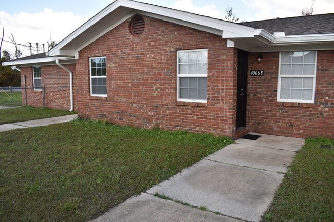 Building Photo - Cozy & Convenient 1-Bed Unit E