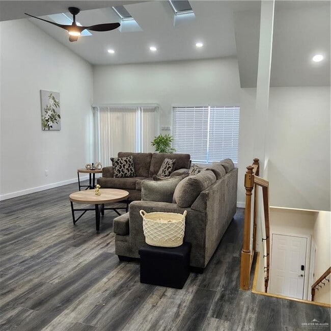 Photo - 29 Chateau St