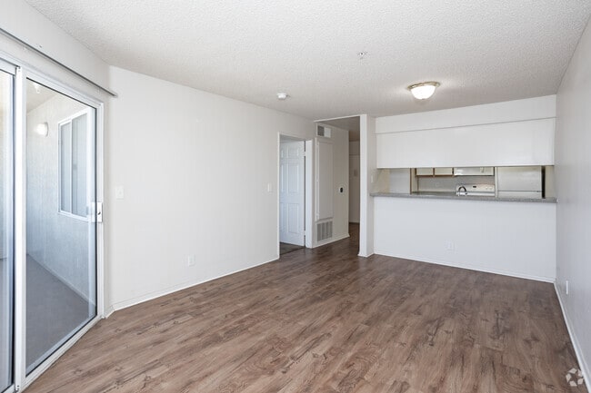 1BR, 1BA - 600SF - Living Room/Dining Room