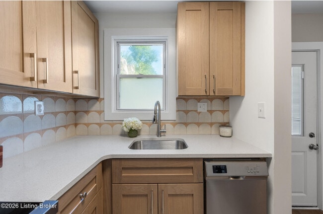 Photo - 664 Lynn St