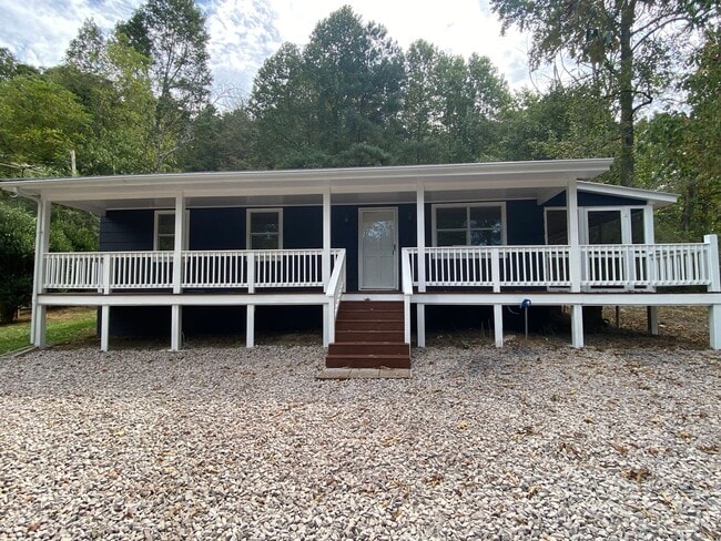 Building Photo - Ringgold 2 Bed 1 bath Screened in Porch, Oversized Workshop