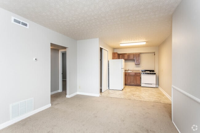 2BR, 1BA - 665 SF - Living Room