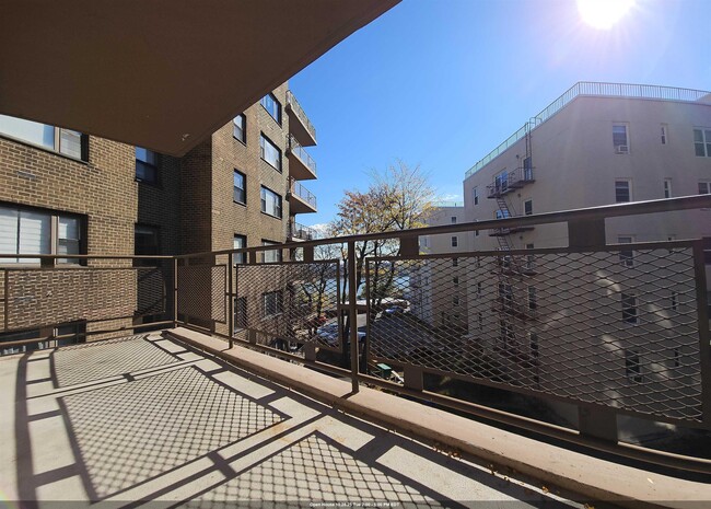 Building Photo - 3167 John F. Kennedy Blvd Unit 4b