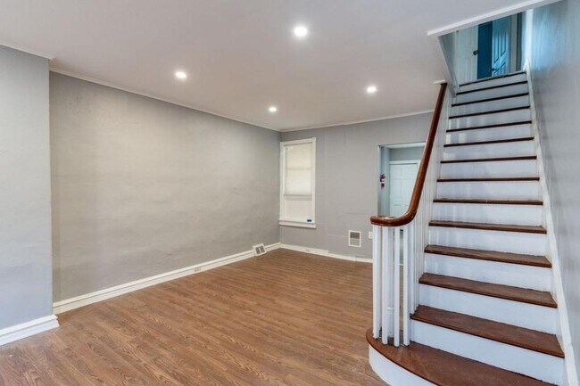 Photo - 2835 Winton St