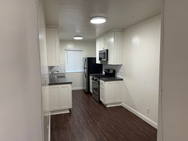 Building Photo - Camarillo Apartments Unit 2