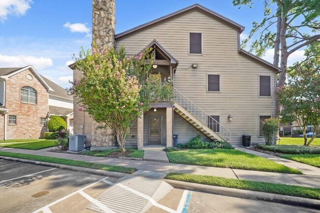 Building Photo - 12755 Mill Ridge Dr Unit 402