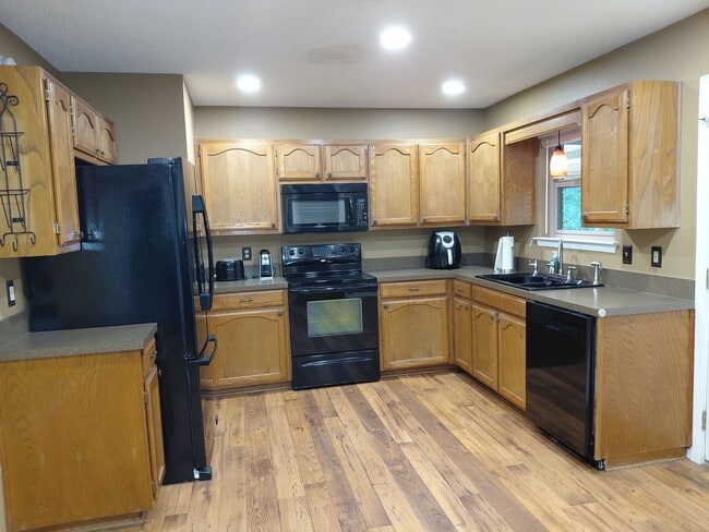 Photo - 4/2 located in Weatherford with Huge shop!