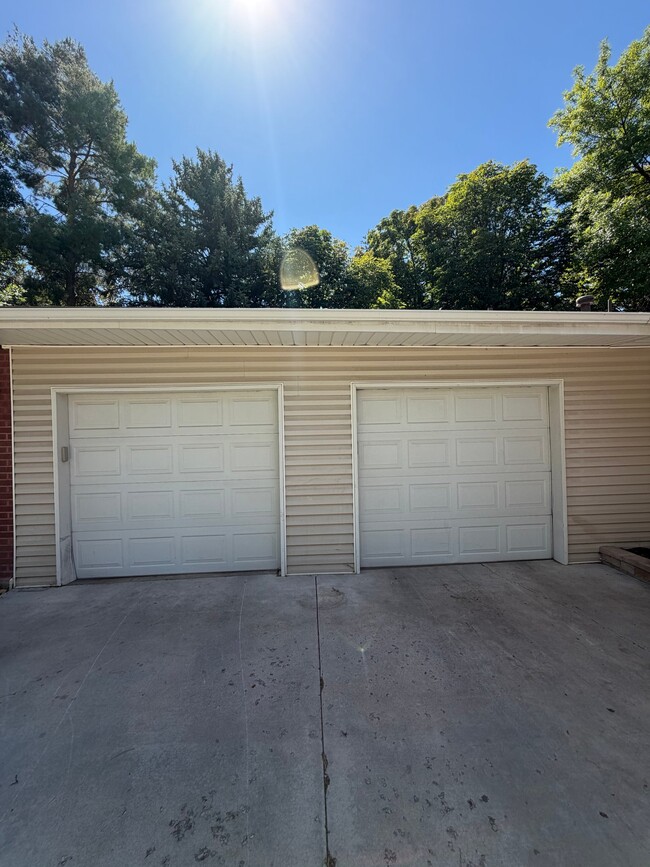 5532 Woodcrest Dr