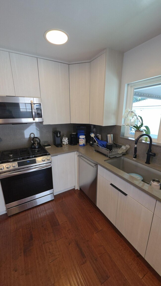 Photo - 15216 Morrison St