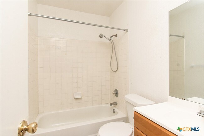 Building Photo - 1703 Cedarhill Dr Unit C