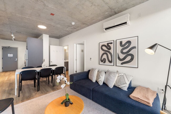 Photo - 853 W Blackhawk St Unidad FL6-ID1466135P