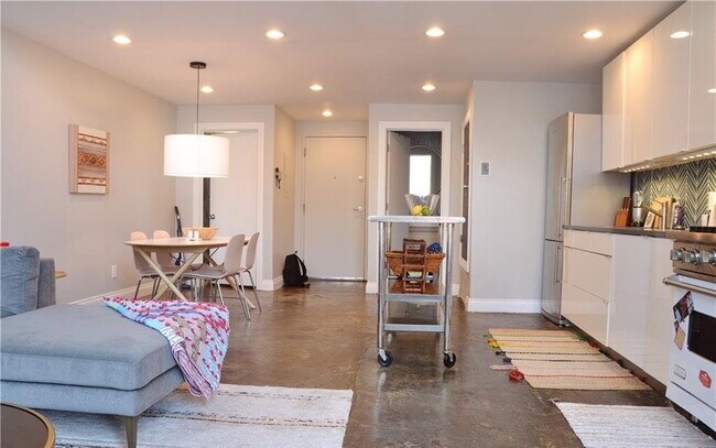 Building Photo - Bright & Spacious Unit with Natural Light