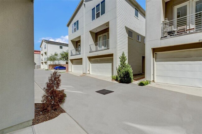 Photo - 611 Bayou St