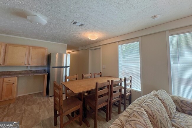 Photo - 203 Sloan St