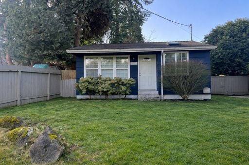 Building Photo - Charming and bright 3 bedroom in Haller Lake