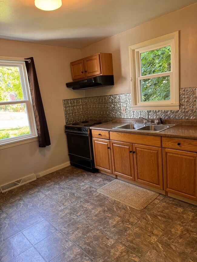Photo - 3 Bedroom || 1 Bathroom Single Family Home