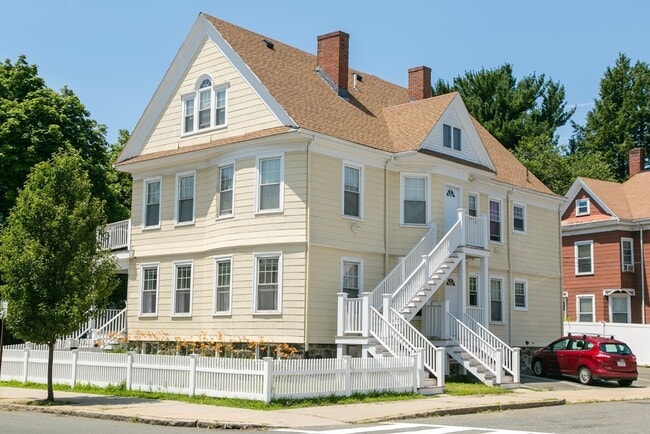Building Photo - 102 Salem St Unit 2R