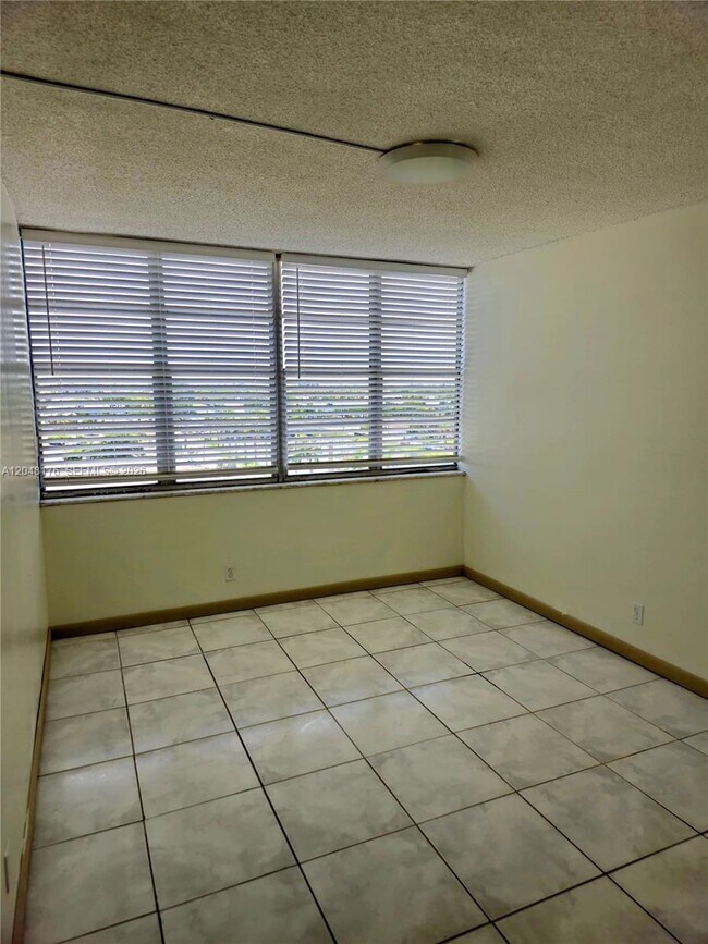 Photo - 2025 NE 164th St Unidad 710