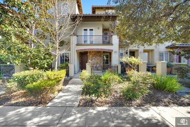 Building Photo - 584 De Guigne Dr Rental