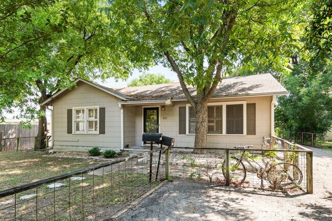 Photo - 921 E 37th St Unidad A