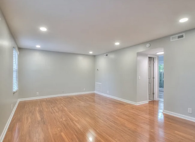 Newly Renovated 3-Bedroom in Hickory Valley Condos, Community Pool and Pet Friendly!
