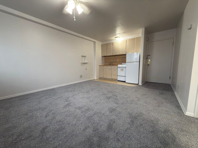 Building Photo - 1936 Ford Parkway