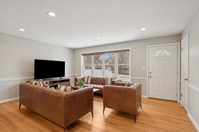 Photo - 689 E Illinois Rd