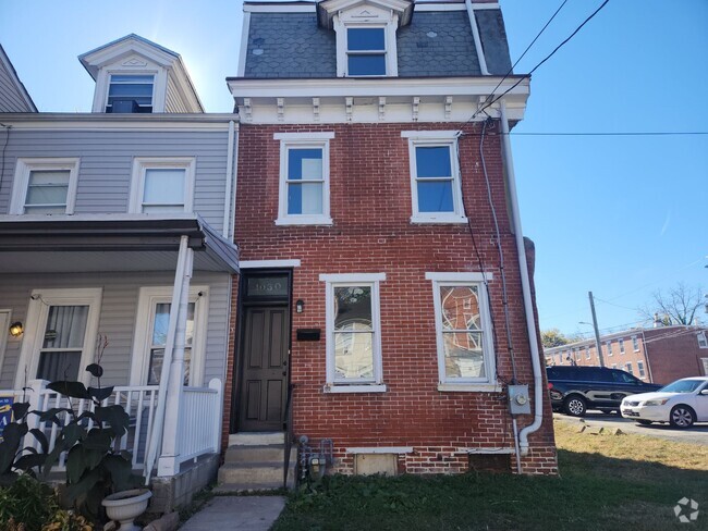 Building Photo - End unit townhome