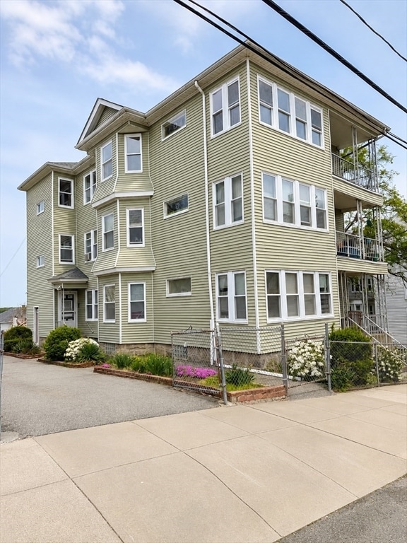 Building Photo - 1026 Rock St Unit 3