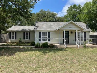 Building Photo - Good looking 3 bedroom 2 bath with huge yard! Rental