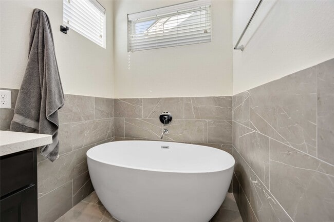 Photo - 108 Knightsbridge Park Ln