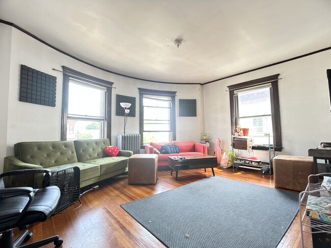 Building Photo - 324 Faneuil St Unit 3 Rental