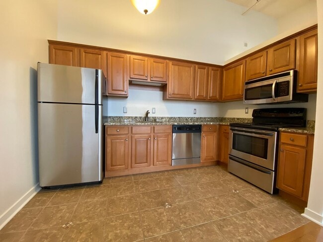 Building Photo - EastSide / Shadyside! Hardwood/Brick/Lots of Windows! Incredibly Spacious! Call Today!