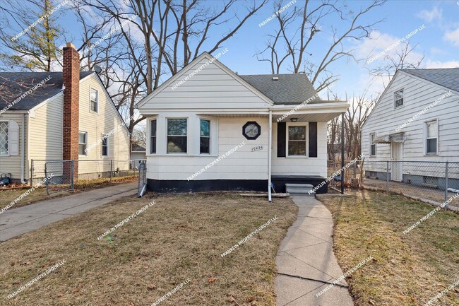 Completely Renovated 3-Bedroom Bungalow in... - Completely Renovated 3-Bedroom Bungalow in... House