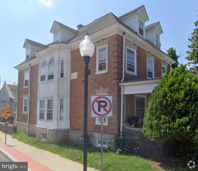 Building Photo - 384 E Chestnut St Rental