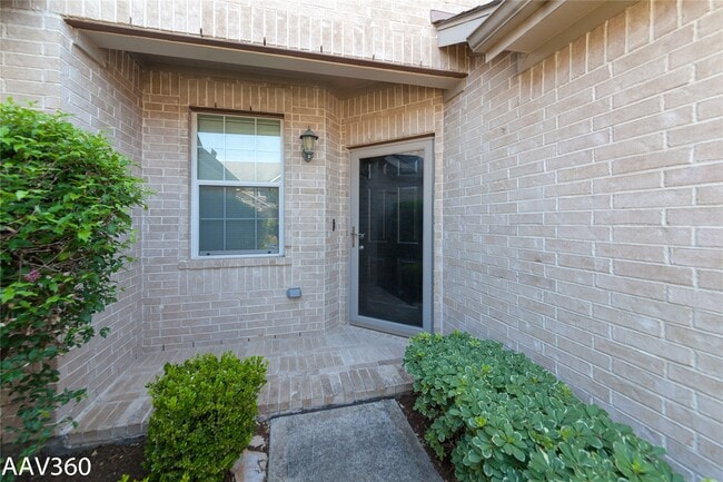 Photo - 2943 Meadowglen Crest