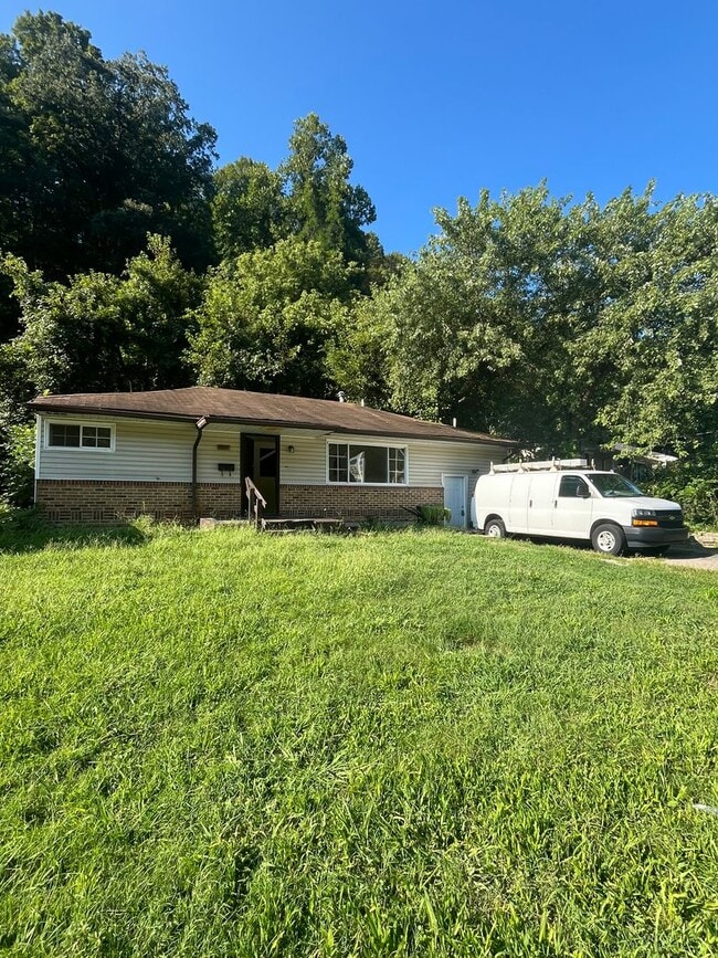 Building Photo - Three Bed, 2 Bath in Cincinnati! Rental