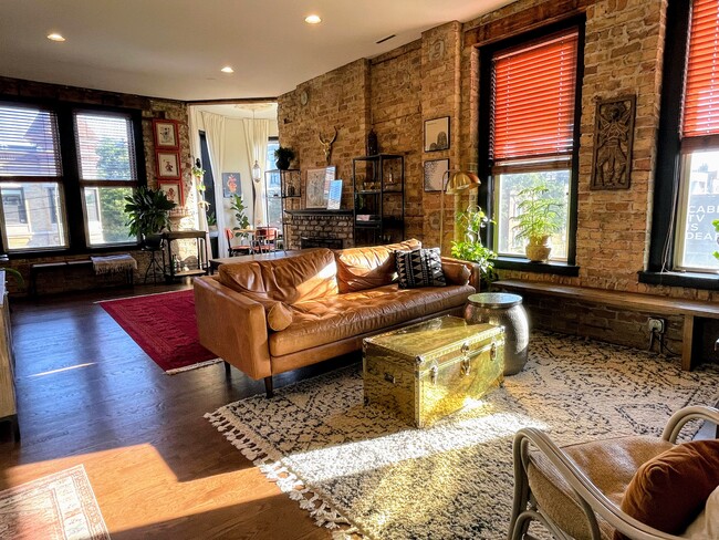 Main living space - 2301 W North Ave Apartamentos Unidad 3F