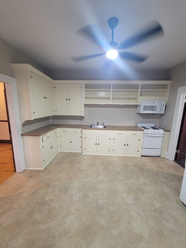 Building Photo - 282 Genesee St Unit 1