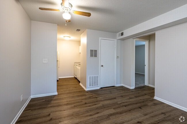 2BR, 1BA - 744 SF